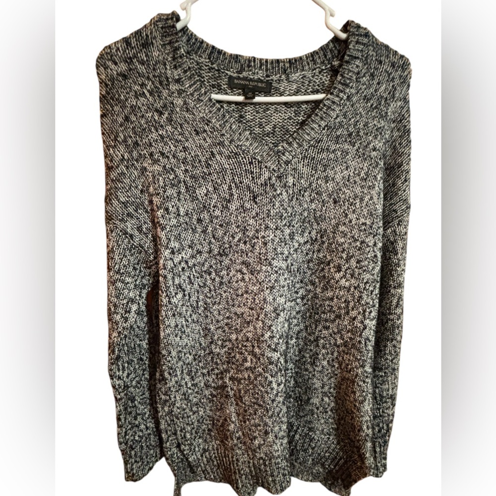 Banana Republic Women's Black & White V-Neck Sweater size Medium